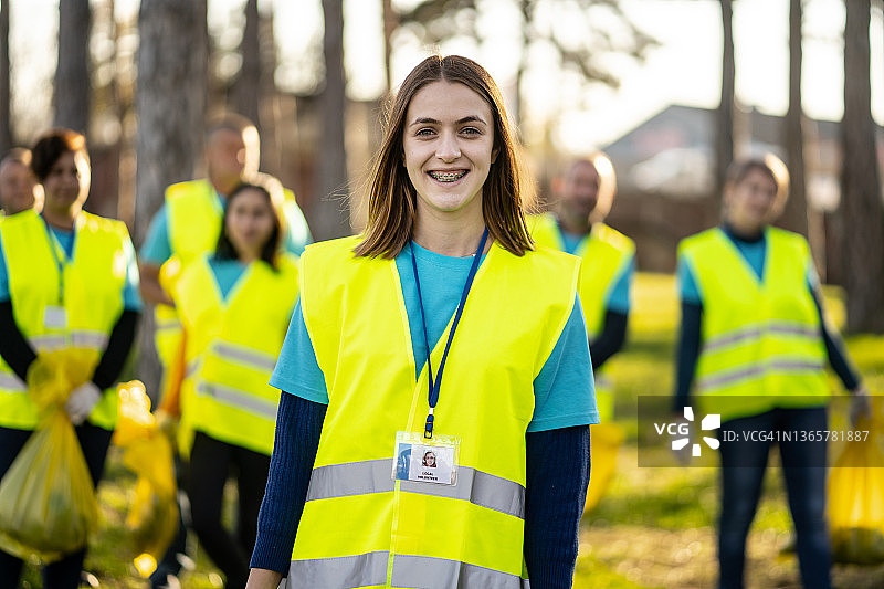 一位微笑的社区志愿者穿着反光夹克图片素材