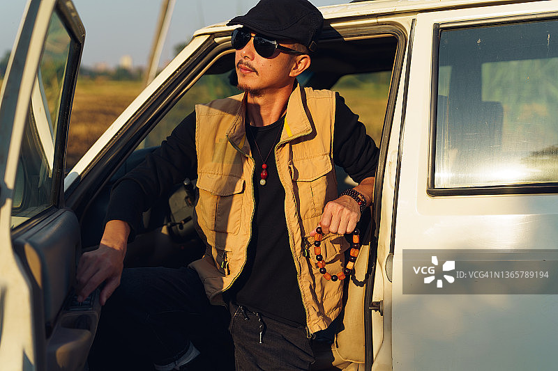 在SUV中的男人图片素材