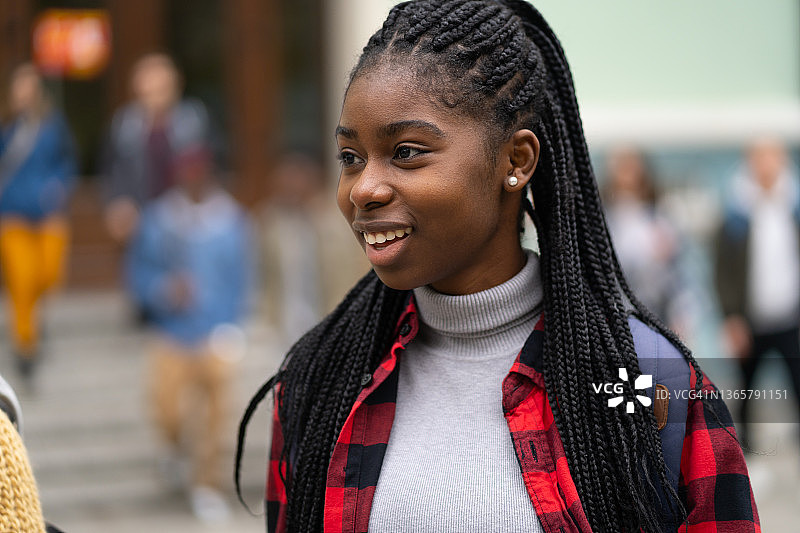 站在校园里的年轻非洲裔美国学生肖像图片素材