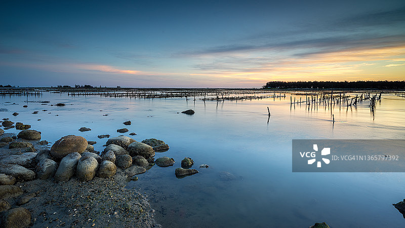 日落时分的泻湖图片素材