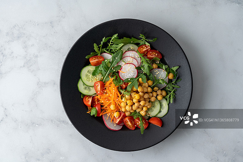 含番茄黄瓜的素食新鲜沙拉俯视图图片素材
