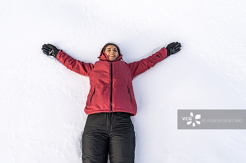 躺在冰雪上的年轻漂亮女人图片素材