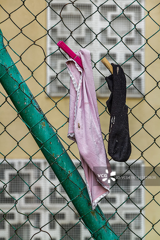 衣服从晾衣绳上掉落图片素材