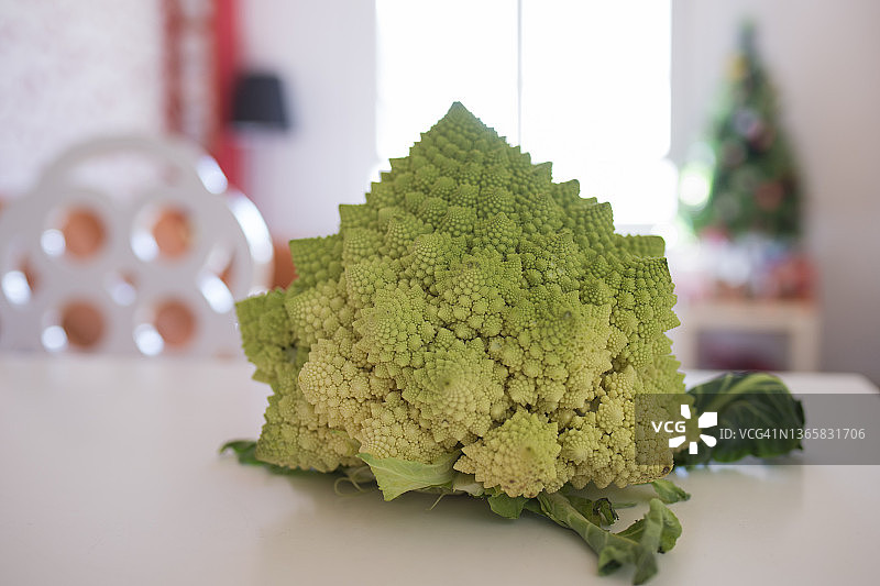 圣诞节餐桌上的宝塔花菜图片素材