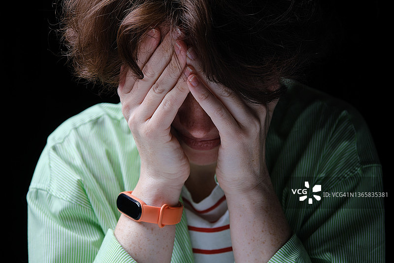 女子用手捂住眼睛图片素材