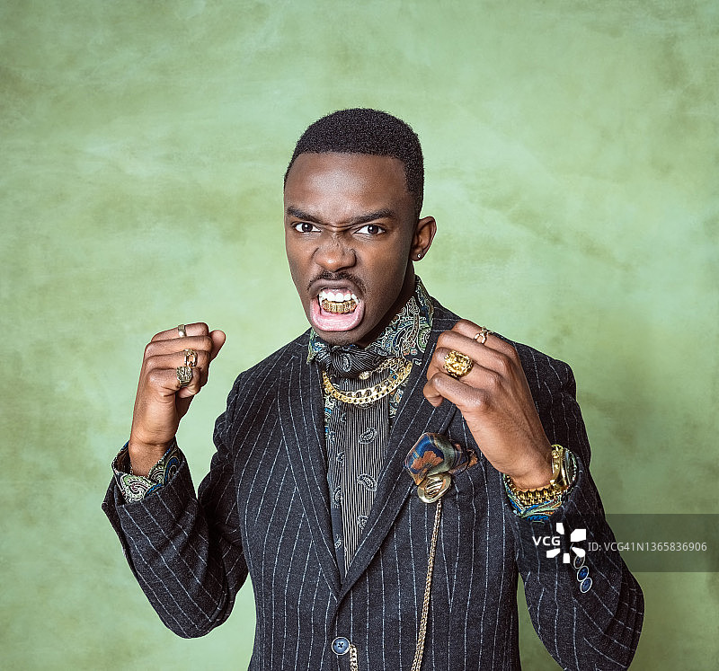 盛气凌人的年轻男人魅力 портрет图片素材