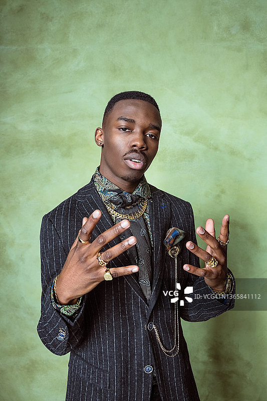 优雅年轻男士肖像图片素材