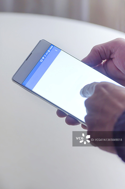 使用智能手机的男人图片素材