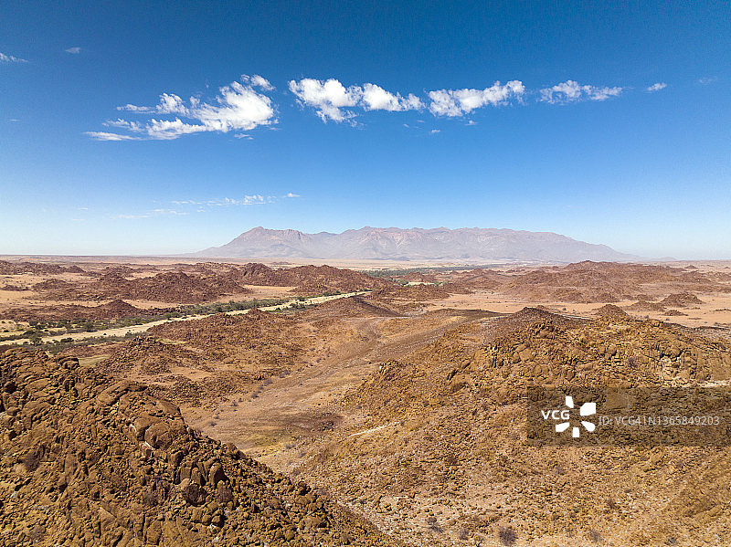 远处勃兰登堡的荒凉景色，周围是乌加布河和岩石山丘图片素材