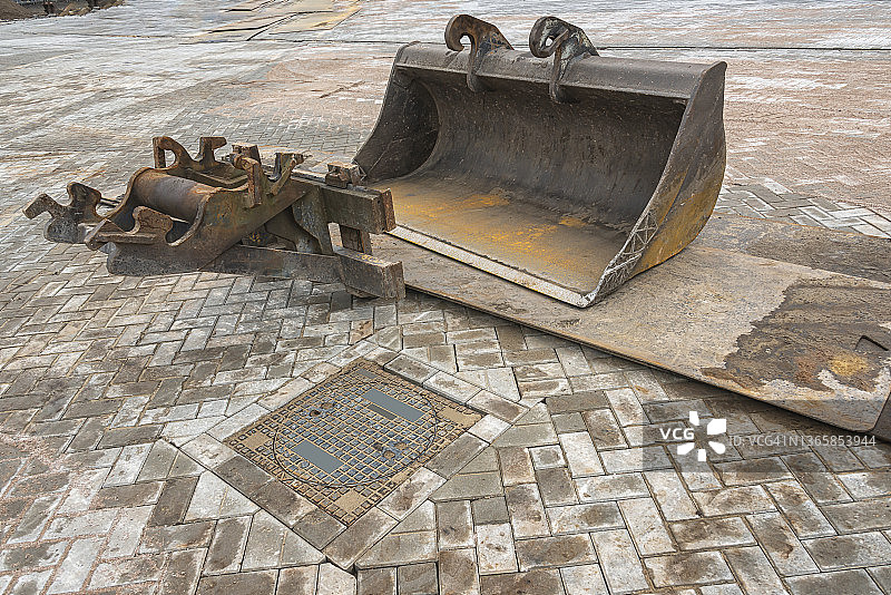 施工现场的铲斗及相关部件图片素材