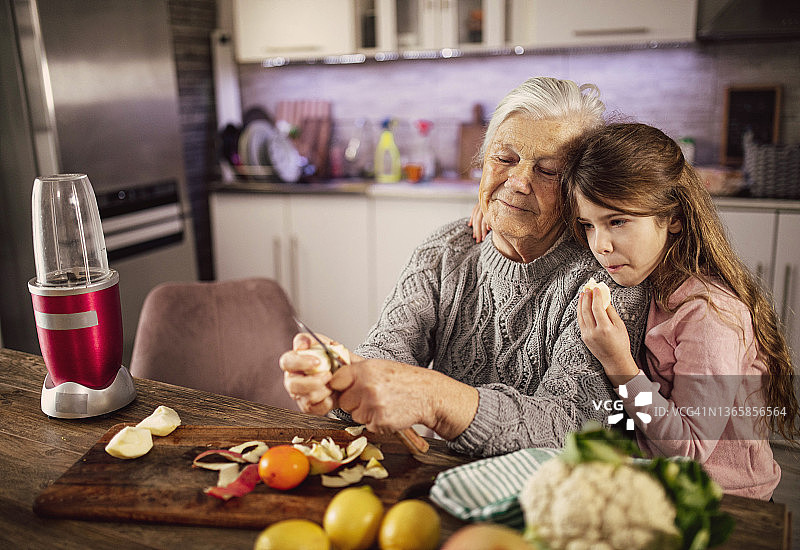 小女孩和家人一起制作新鲜果汁图片素材