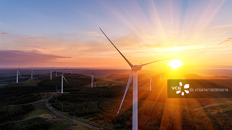 日落时的风力发电图片素材