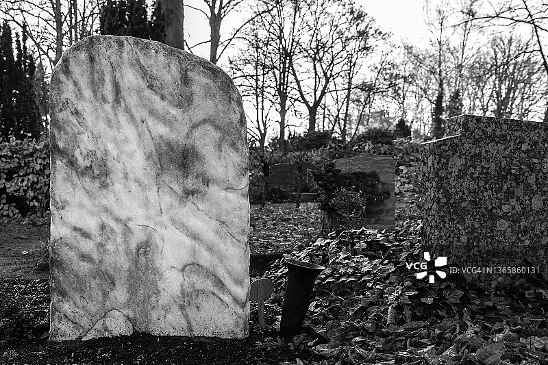 墓地里的空墓碑图片素材