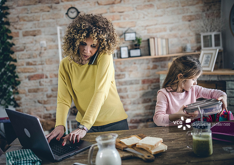 母亲为上学的孩子准备午餐图片素材