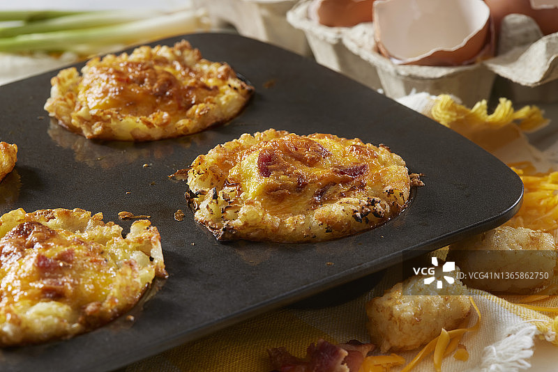 准备香脆鞑靼早餐鸡蛋杯图片素材