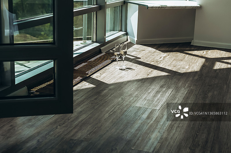 大房间地板上的香槟笛形杯图片素材