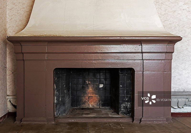 废弃建筑中的旧壁炉图片素材