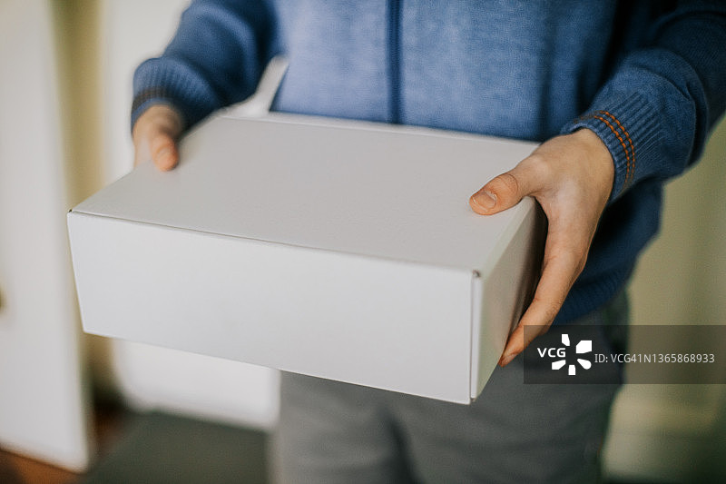 手持盒子的裁剪图图片素材