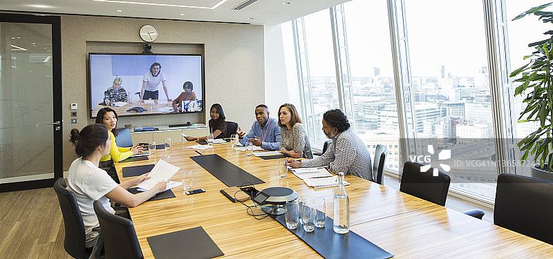 商务人士在会议室进行视频会议图片素材