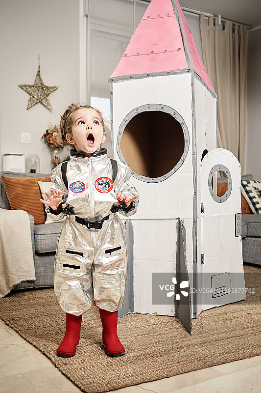 对眼前景象感到惊奇的小宇航员图片素材