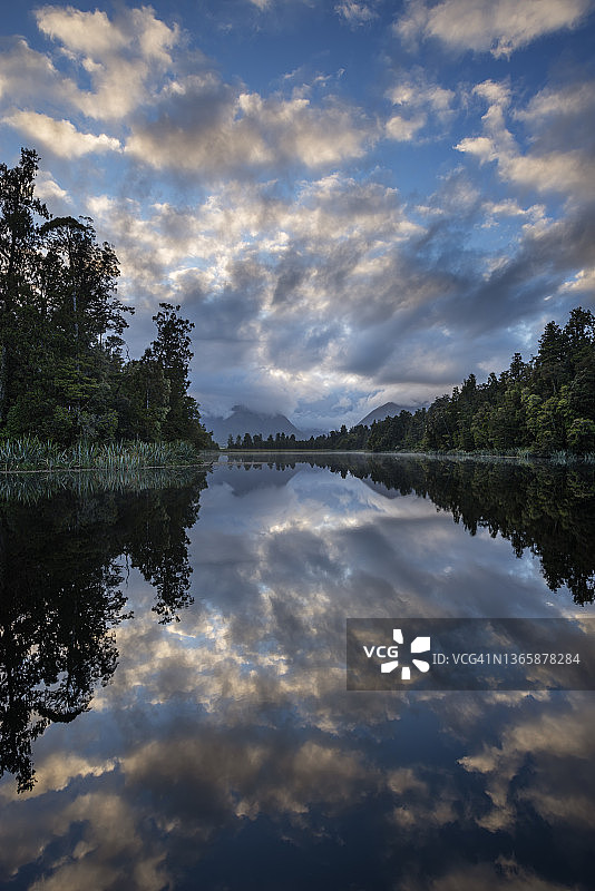 马修森湖早晨的戏剧性云彩，库克山和塔斯曼山笼罩在云雾中图片素材