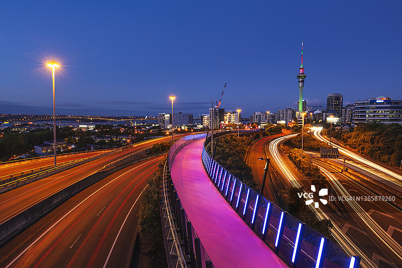 奥克兰夜景：城市高速公路、天空塔及高架走道图片素材
