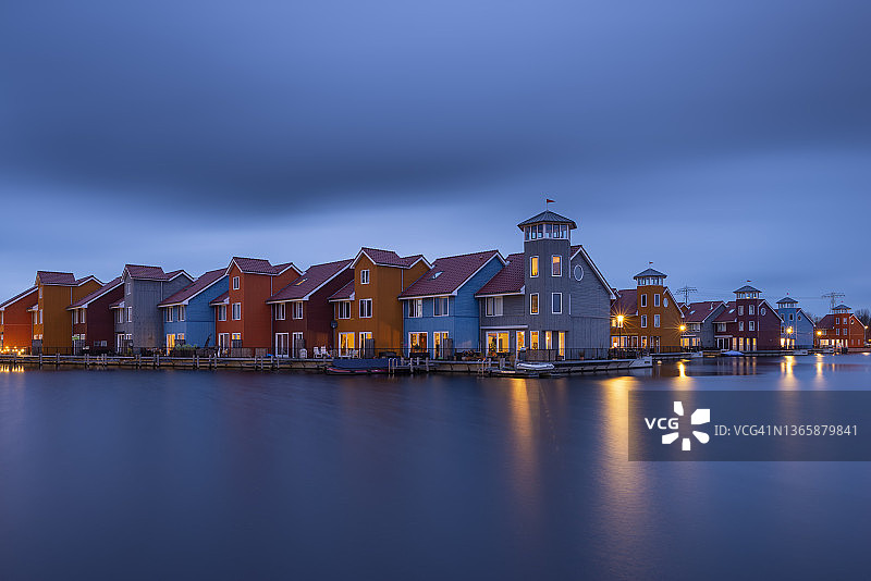 格罗宁根Reitdiephaven湖畔的彩色房屋图片素材