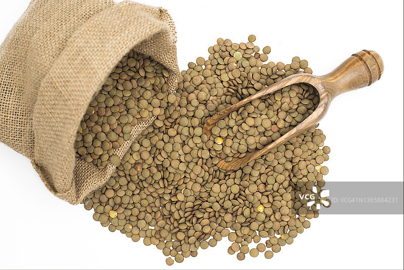 白色背景麻袋中的未煮扁豆图片素材
