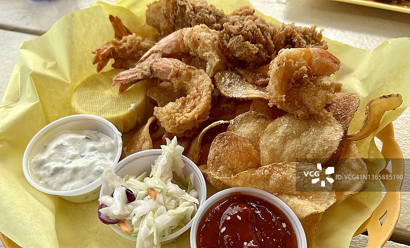 炸虾和炸牡蛎配新鲜薯条图片素材