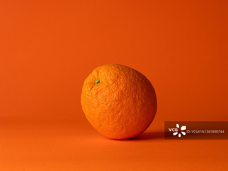 橙色背景上的橙子图片素材