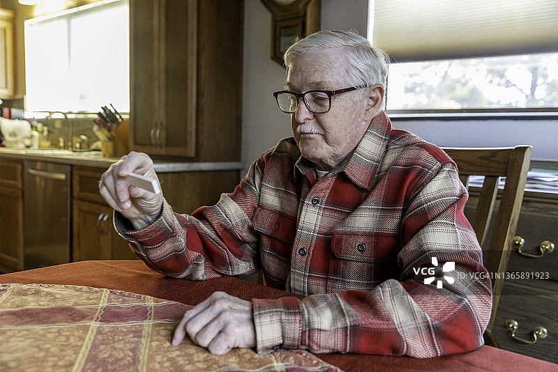 老年男人进行新冠病毒检测图片素材