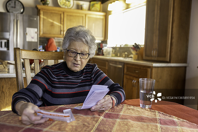 年长的女人进行新冠病毒检测图片素材