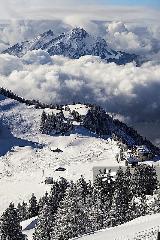 瑞士瑞吉山顶冬季皮拉图斯峰的壮丽景色图片素材