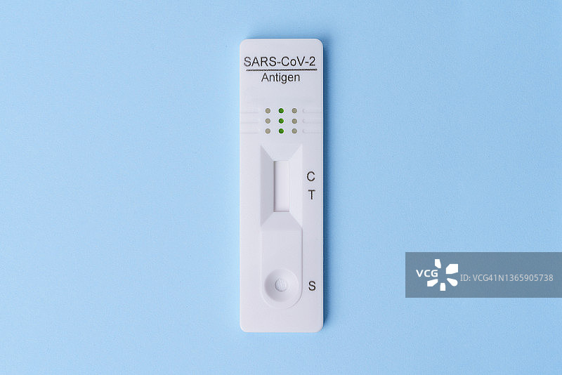 蓝色背景上的新冠病毒快速抗原检测图片素材