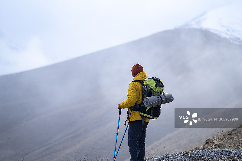 男子攀登山顶图片素材