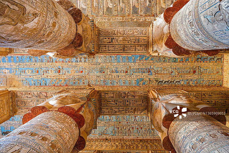 埃及丹德拉哈索尔神庙柱厅图片素材