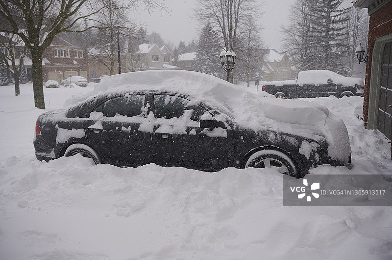 白雪覆盖的汽车图片素材