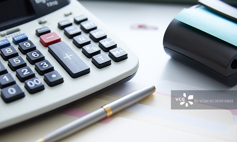 计算器和笔的特写镜头图片素材