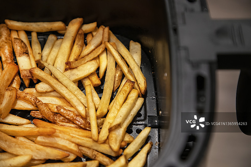 用空气炸锅炸的薯条图片素材