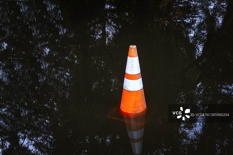 水中的橙色锥体图片素材