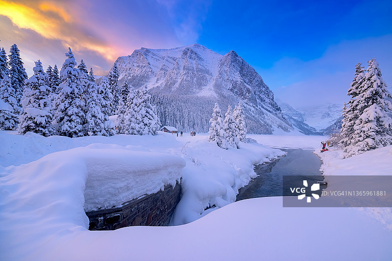 冬季班夫国家公园：路易斯湖的冰冻湖面图片素材