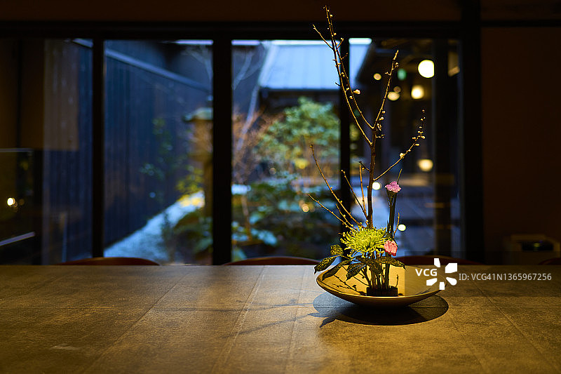 翻新町屋酒店内展示的日式插花图片素材