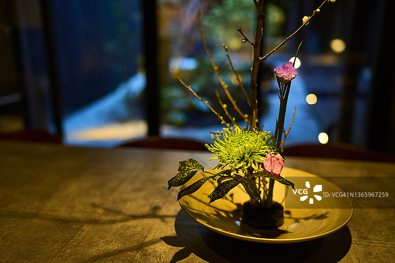翻新町屋酒店内展示的日式插花图片素材