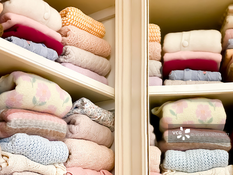 整洁的技巧：壁橱里折叠的毛衣在镜子里反射图片素材