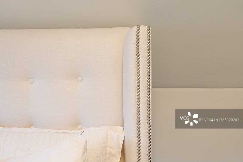 带钉头装饰的软包亚麻床头板图片素材