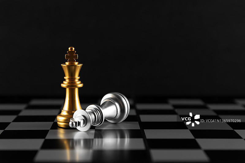 金色银色国际象棋国王棋子将死图片素材