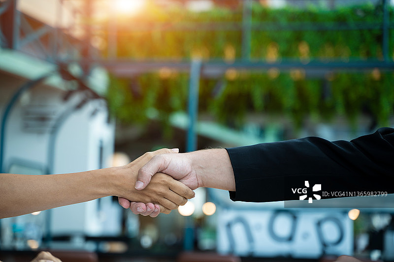 商务人士握手达成协议的特写镜头图片素材