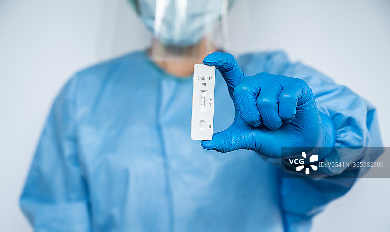 医护人员在检测结果呈阳性后，手持快速抗原检测试纸图片素材