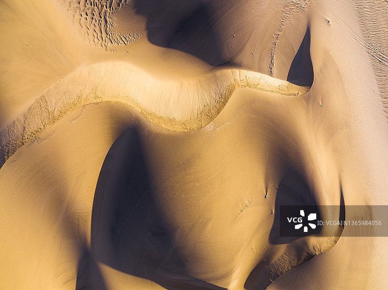 红色沙丘上的阴影图案图片素材