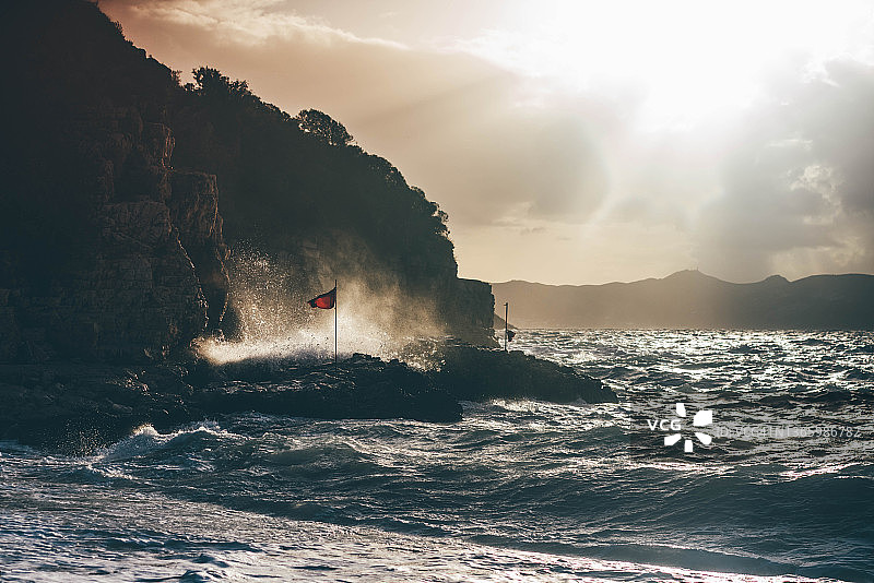 巨浪拍打土耳其海滩岩石图片素材